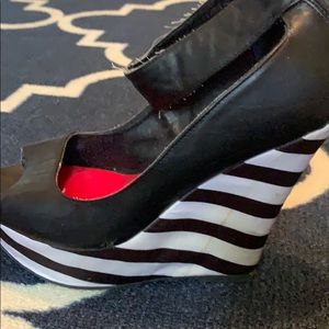 Black & White wedges. Size 10
